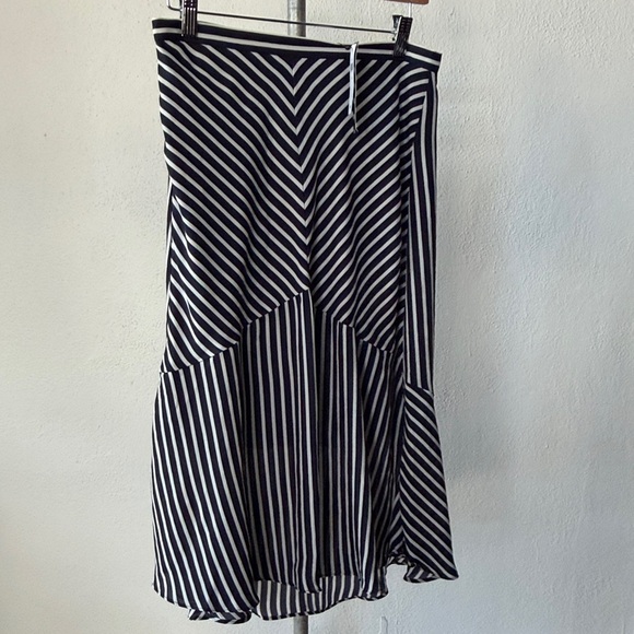 Banana Republic Dresses & Skirts - NWT Banana Republic Zip Back Skirt Size 4